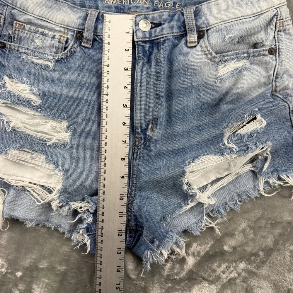 American Eagle Mom Short Distressed Denim Light Wash Size 10 High Rise Frayed - Picture 7 of 14